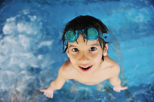 Pequeno menino bonito na piscina — Fotografia de Stock