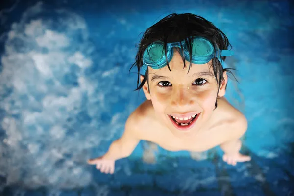 Menino na piscina com óculos — Fotografia de Stock