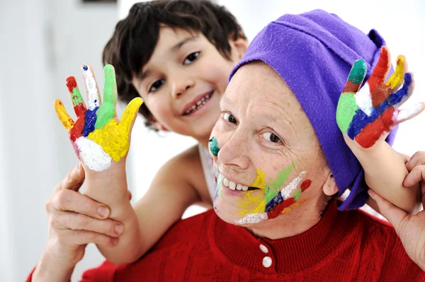 Genitorialità con il piccolo figlio che gioca con colori disordinati — Foto Stock