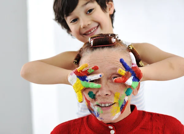 Brincando com cores em casa, rostos bagunçados — Fotografia de Stock