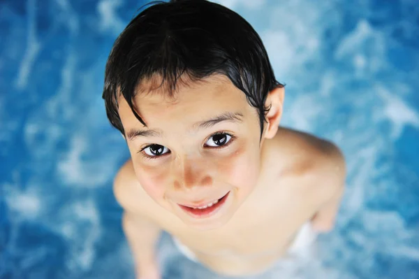 Маленький мальчик у бассейна — стоковое фото