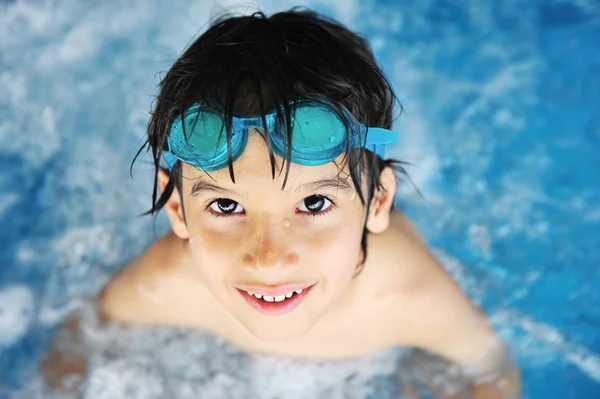 Liten pojke vid pool — Stockfoto