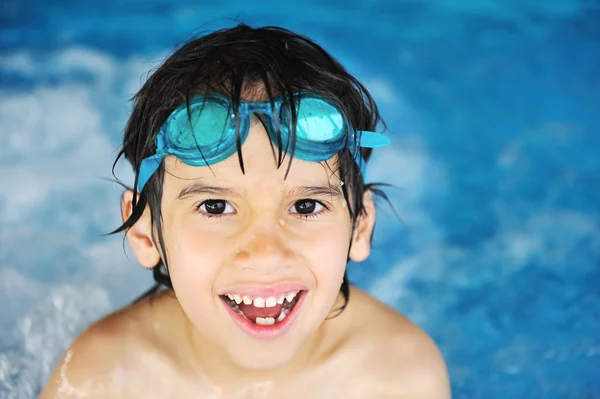 Kleiner Junge im Schwimmbad — Stockfoto