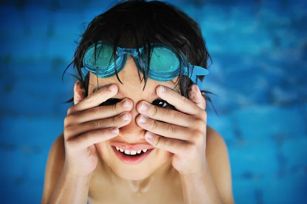 Kleine jongen bij zwembad — Stockfoto