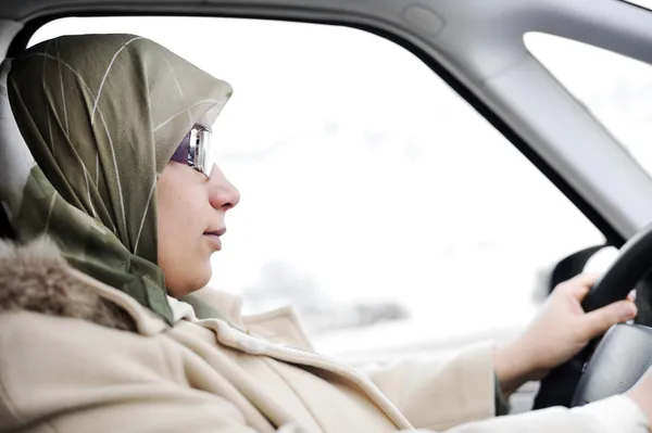 Muçulmano árabe mulher condução carro — Fotografia de Stock
