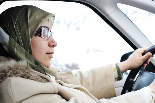 Árabe mujer musulmana conduciendo coche con bufanda tradicional — Foto de Stock