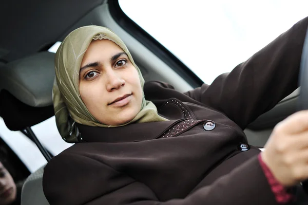 Árabe mujer musulmana conduciendo coche con bufanda tradicional —  Fotos de Stock