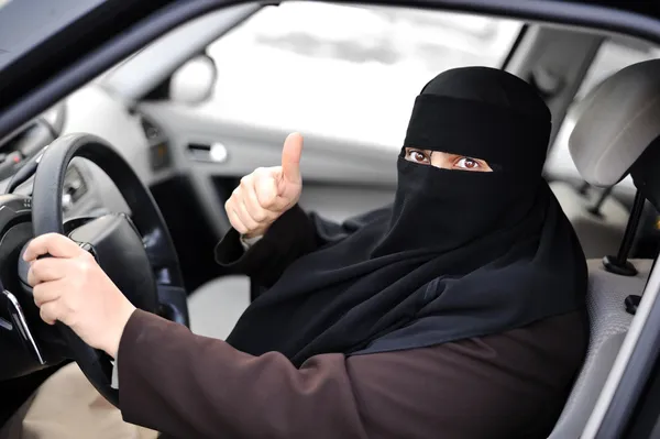Arabo donna musulmana alla guida di una macchina e felice per questo — Foto Stock