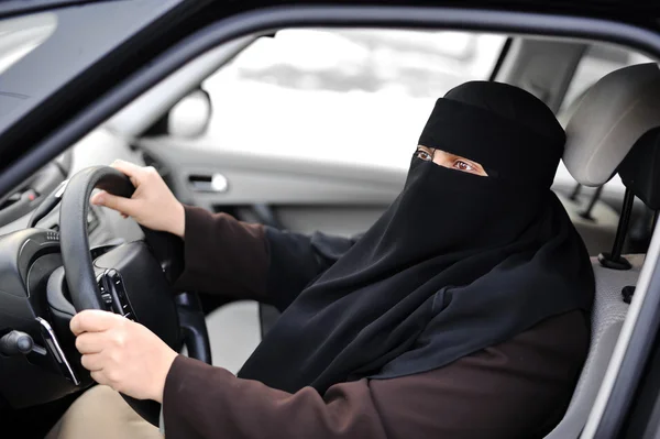 Арабская мусульманка за рулем автомобиля — стоковое фото