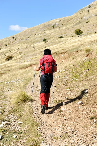 Caminando en las montañas senderismo mujer — Foto de Stock