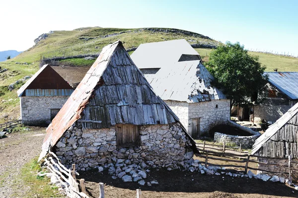 Старая деревня в горах — стоковое фото
