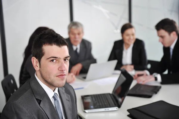 Retrato de homem de negócios no escritório na reunião — Fotografia de Stock