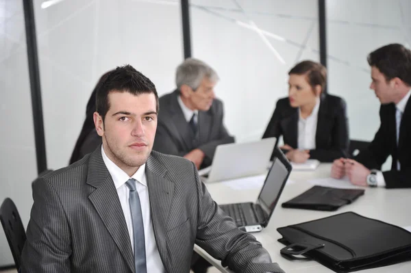 Portret van zakenman in het kantoor tijdens vergadering — Stockfoto