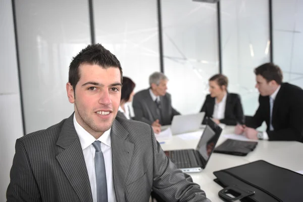 Portret biznesmen w miejscu pracy — Zdjęcie stockowe