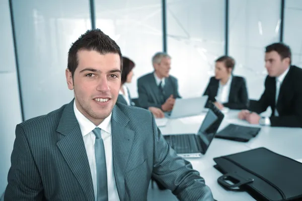 Porträtt av en framgångsrik affärsman och företag team vid möte — Stockfoto