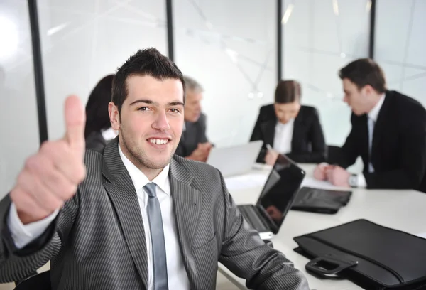 Portret van jonge zakenman in het kantoor met duim omhoog — Stockfoto