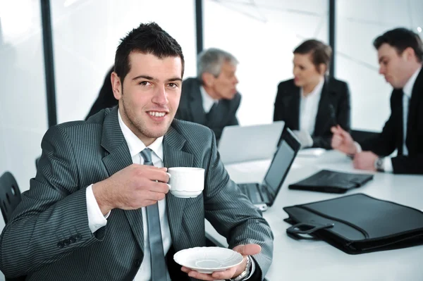 Biznesmen w atmosferze biznesowej picia kawiarnia — Zdjęcie stockowe