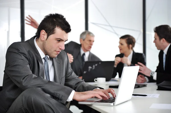Бизнесмен в деловой атмосфере работает на ноутбуке — стоковое фото