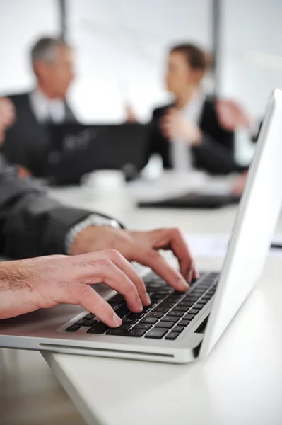 Biznesmen w biznes atmosferę pracy na laptopie — Zdjęcie stockowe