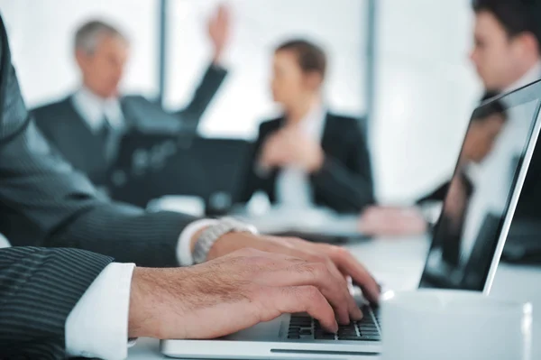 Zakelijke sfeer, typen verslag op laptop tijdens de vergadering — Stockfoto