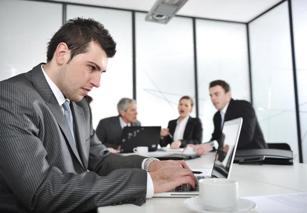 Typen bedrijfsrapport op laptop tijdens de vergadering — Stockfoto