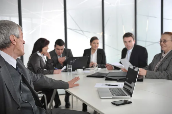 Senior speaker di sesso maschile che tiene una presentazione a una riunione di lavoro in ufficio — Foto Stock