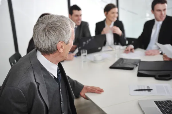 Homem sênior falando em uma reunião de negócios no escritório — Fotografia de Stock