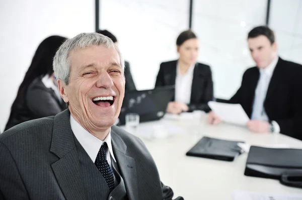 Empresário sênior rindo na reunião do escritório — Fotografia de Stock