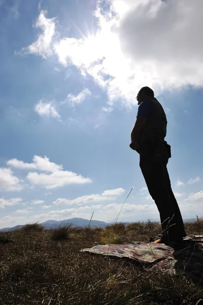 Muslimischer Mann betet in der Natur, Silhouette — Stockfoto