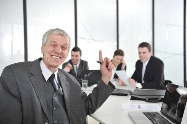 Senior affärsman skrattar åt office möte — Stockfoto