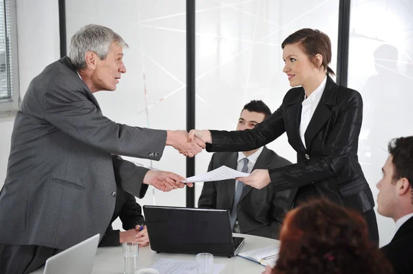 Líderes empresariais felizes aperto de mão na reunião — Fotografia de Stock