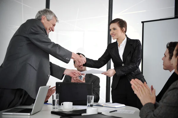 Gelukkig zakelijke leiders handshaking tijdens vergadering — Stockfoto
