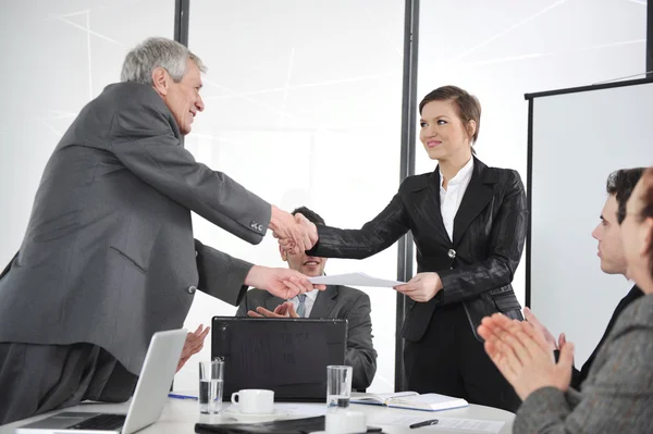 Feliz apretón de manos de los líderes empresariales en la reunión — Foto de Stock