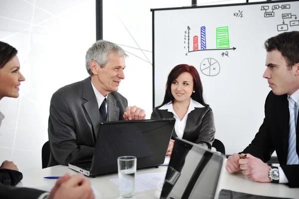 Zakelijke bijeenkomst - groep in kantoor op presentatie — Stockfoto