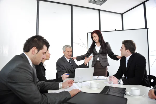 Mujer de negocios haciendo la presentación en la oficina —  Fotos de Stock