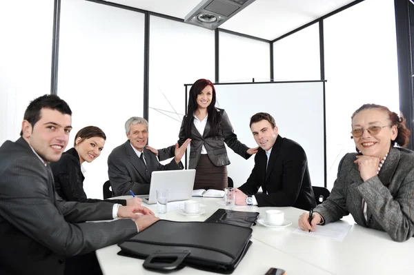Affärskvinna att göra presentationen på kontor — Stockfoto