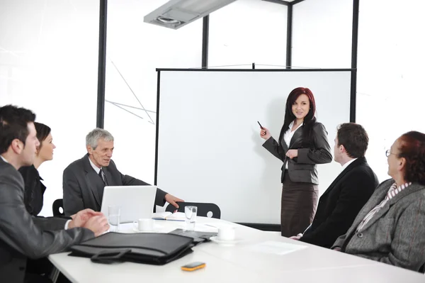 Negocios sentados en la presentación en la oficina. Mujer de negocios presentándose en pizarra blanca . —  Fotos de Stock
