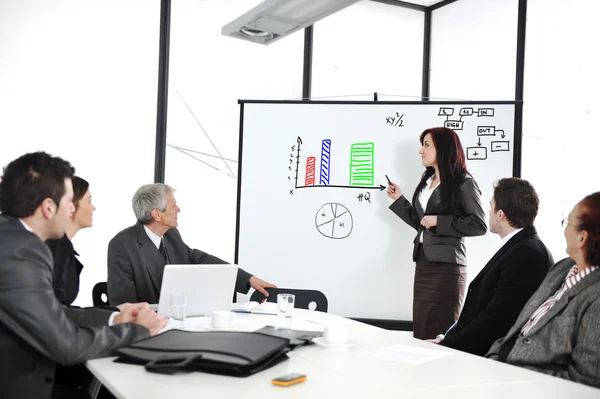 Business sitzt auf Präsentation im Büro. Geschäftsfrau präsentiert auf Whiteboard. — Stockfoto