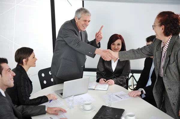 Zwei ranghohe Unternehmer schütteln sich bei Treffen die Hand — Stockfoto