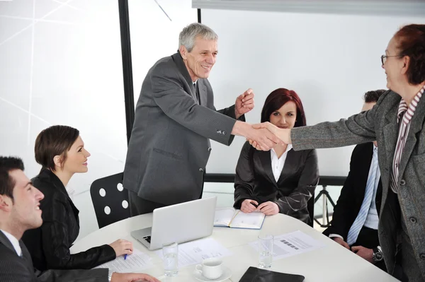 成功的业务同事在会议上与彼此握手 — 图库照片