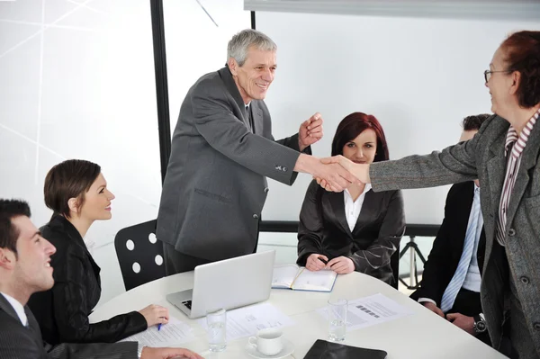 Erfolgreiche Geschäftskollegen schütteln sich bei Meetings gegenseitig die Hand — Stockfoto