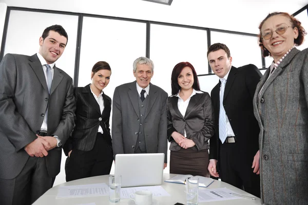 Grupo de negocios de pie en la oficina y sonriendo — Foto de Stock