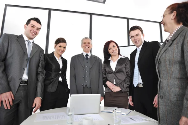 Группа компаний, стоящая в офисе и улыбающаяся — стоковое фото