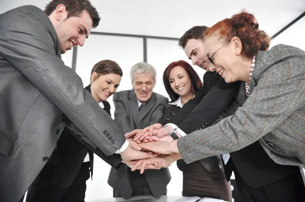 Grupp av företag med händerna tillsammans för enighet och partnerskap — Stockfoto