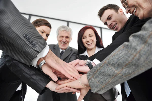 Üzleti partnerek kezét a tetején egymás társaságát és egységét jelképezi — Stock Fotó