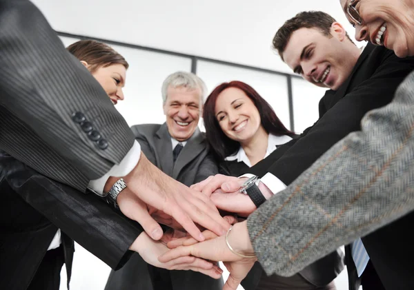 Groep van leidinggevenden plaatsen hun handen samen — Stockfoto