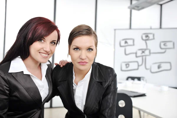 Портрет двух деловых женщин в бизнес-презентации в офисе — стоковое фото
