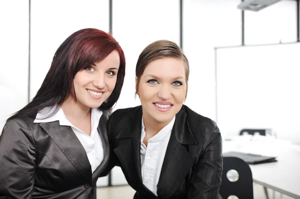 Ritratto di due imprenditrici in riunione d'affari in ufficio — Foto Stock