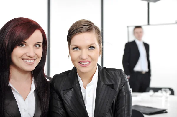 Két boldog, üzletasszonyok, üzleti bemutató irodában portréja — Stock Fotó