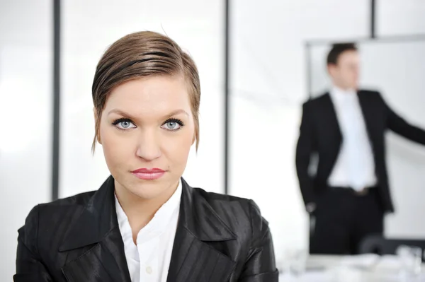 Retrato de mujer de negocios en presentación de negocios en la oficina — Foto de Stock